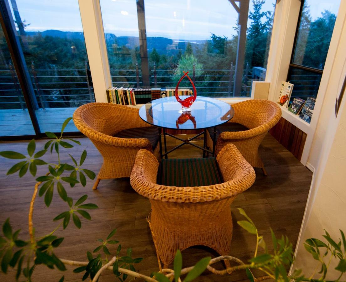 Shangri-La Oceanfront Vacation Home Bedwell Harbour Eksteriør billede